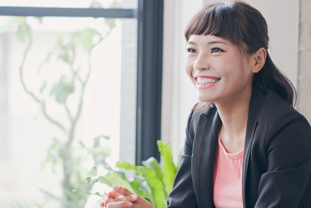 ヒアリングする女性